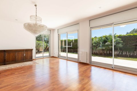 Villa for sale in Castelldefels, Barcelona, Spain 5 bedrooms, 425 sq.m. No. 150782 - photo 11