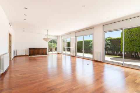 Villa for sale in Castelldefels, Barcelona, Spain 5 bedrooms, 425 sq.m. No. 150782 - photo 9