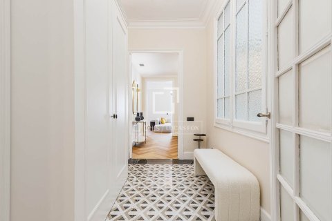 Продажа квартиры в Барселона, Испания 3 спальни, 199м2 №150780 - фото 25