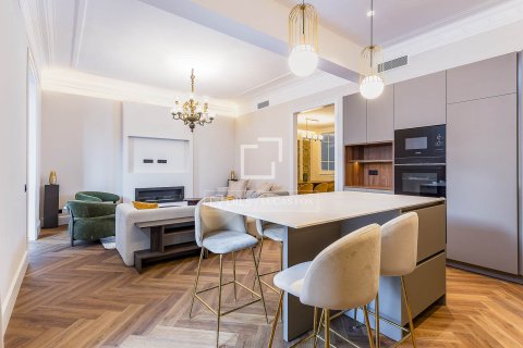 Продажа квартиры в Барселона, Испания 3 спальни, 199м2 №150780 - фото 2