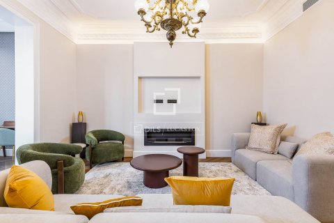 Продажа квартиры в Барселона, Испания 3 спальни, 199м2 №150780 - фото 14