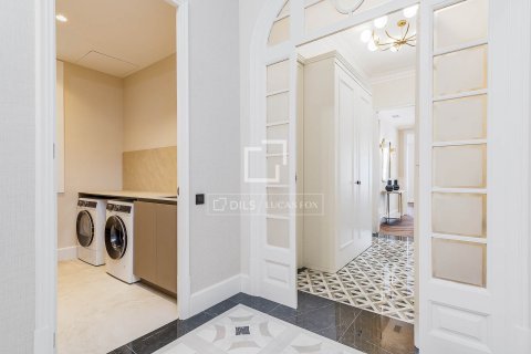 Продажа квартиры в Барселона, Испания 3 спальни, 199м2 №150780 - фото 24