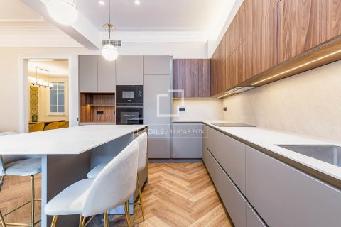 Продажа квартиры в Барселона, Испания 3 спальни, 199м2 №150780 - фото 12