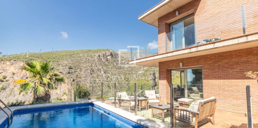 Villa in Castelldefels, Barcelona, Spain 6 bedrooms, 445 sq.m. No. 150777