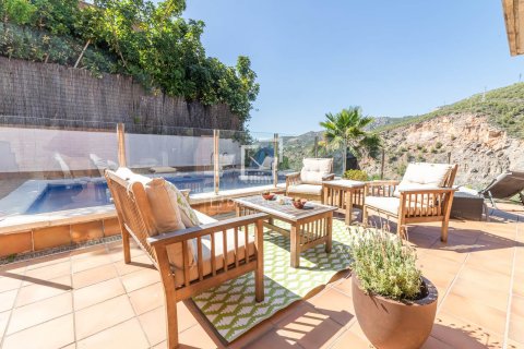 Villa for sale in Castelldefels, Barcelona, Spain 6 bedrooms, 445 sq.m. No. 150777 - photo 2