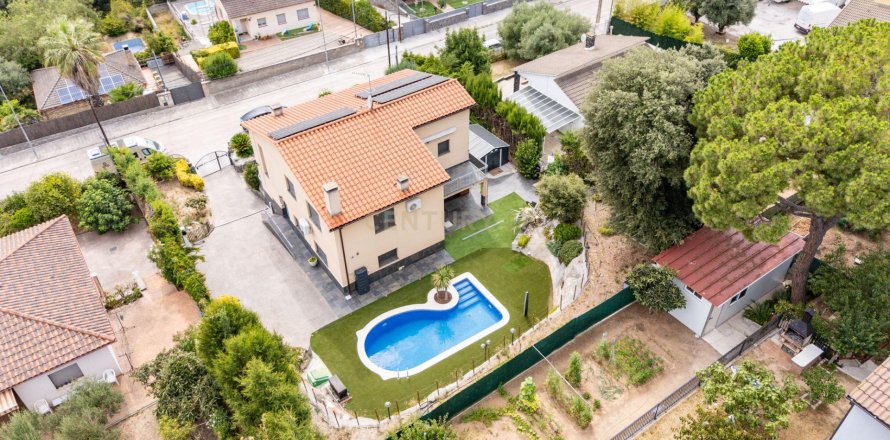 Talo Llica D'amunt, Barcelona, Espanja 7 makuuhuonetta, 228.6 m2 No. 191103