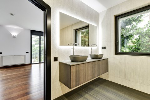 Villa en venta en Barcelona, España 8 dormitorios, 2000 m2 No. 180627 - foto 27