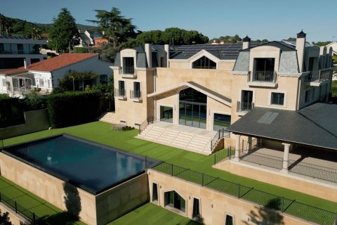 Villa en venta en Barcelona, España 8 dormitorios, 2000 m2 No. 180627 - foto 2