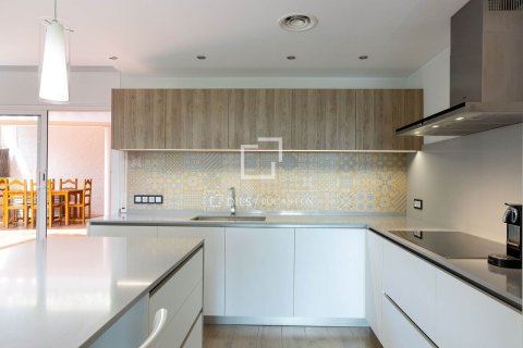 Villa for sale in Cabrils, Barcelona, Spain 4 bedrooms, 281 sq.m. No. 150962 - photo 15