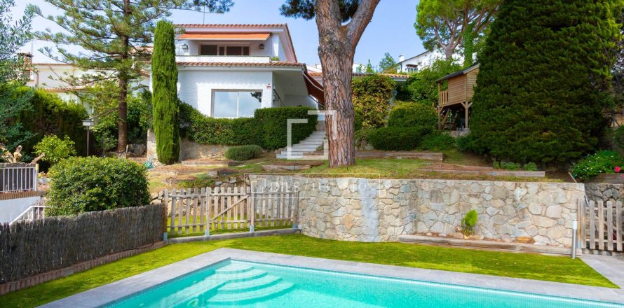Villa in Cabrils, Barcelona, Spain 4 bedrooms, 281 sq.m. No. 150962