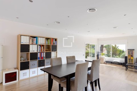 Villa for sale in Cabrils, Barcelona, Spain 4 bedrooms, 281 sq.m. No. 150962 - photo 9