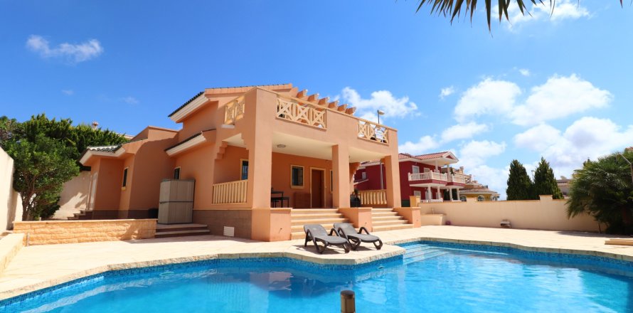 Вилла в Сьюдад Кесада, Аликанте, Испания 4 спальни, 175м2 №146603