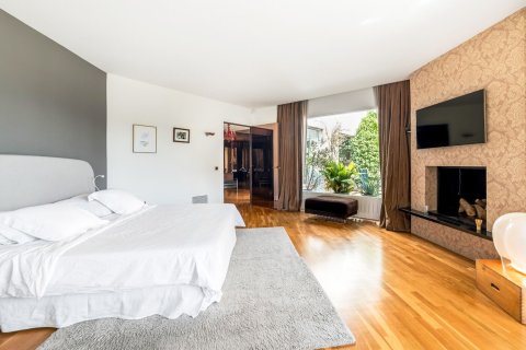 Apartment for rent in Barcelona, Spain 5 bedrooms,  No. 141047 - photo 4