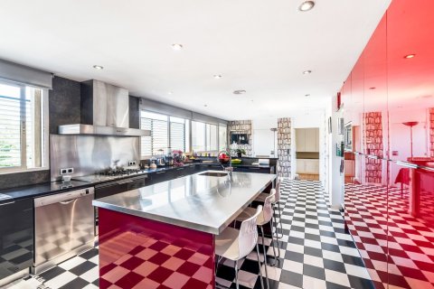 Apartment for rent in Barcelona, Spain 5 bedrooms,  No. 141047 - photo 10