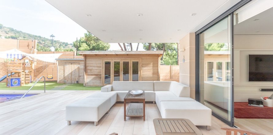 House in Barcelona, Spain 7 bedrooms, No. 141050