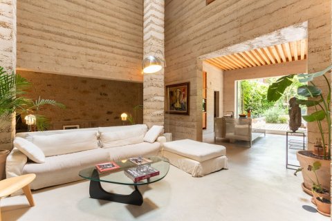 House for rent in Barcelona, Spain 5 bedrooms,  No. 141051 - photo 1
