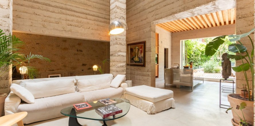 House in Barcelona, Spain 5 bedrooms,  No. 141051