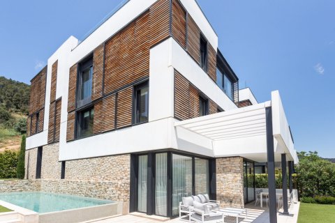 House for rent in Barcelona, Spain 7 bedrooms, No. 141046 - photo 1