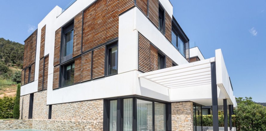 House in Barcelona, Spain 7 bedrooms, No. 141046