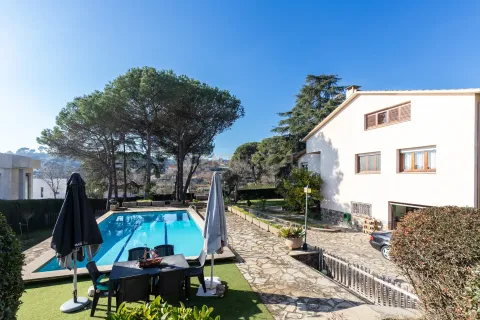 House for sale in Llica D'amunt, Barcelona, Spain 5 bedrooms, 532 sq.m. No. 166975 - photo 1