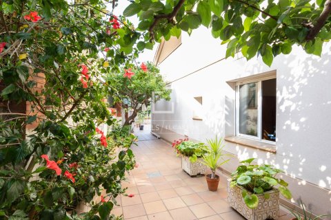 Villa in Esplugues de Llobregat, Barcelona, Spain 6 bedrooms, 282 sq.m. No. 150899