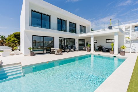 Villa till salu La Marina, Alicante, Spanien 4 sovrum, 249 kvm. Nr. 114764 - foto 22