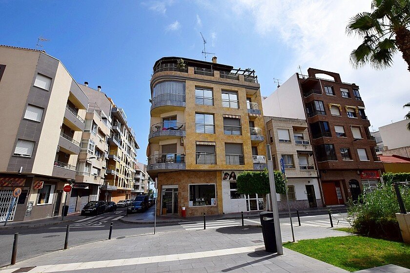 Gewerbeimmobilien in Torrevieja, Alicante, Spanien 1 Schlafzimmer, 90 m2 Nr. 103539