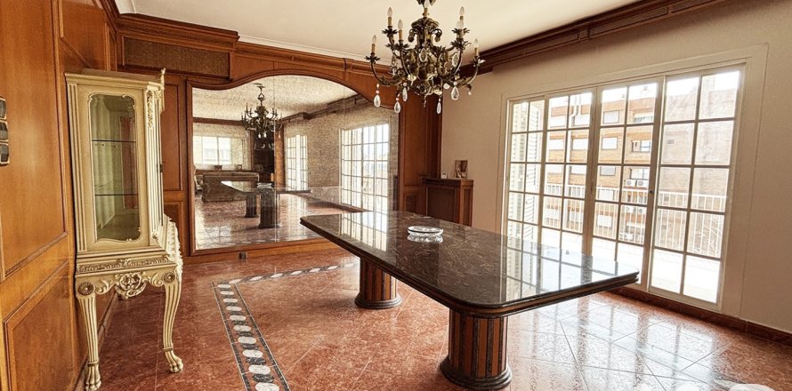 Huoneisto Barcelona, Espanja 5 makuuhuonetta, 242 m2 No. 172103