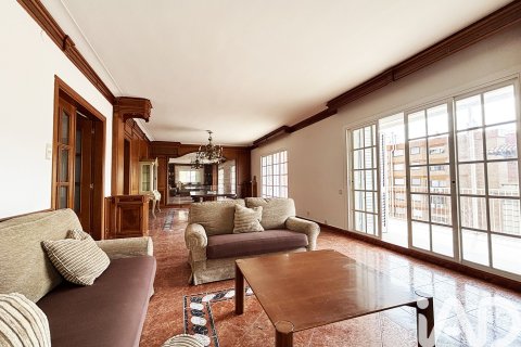 Huoneisto vuokrattavana Barcelona, Espanja, 5 makuuhuonetta, 242 m2 No. 172103 - kuva 10