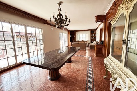 Huoneisto vuokrattavana Barcelona, Espanja, 5 makuuhuonetta, 242 m2 No. 172103 - kuva 9