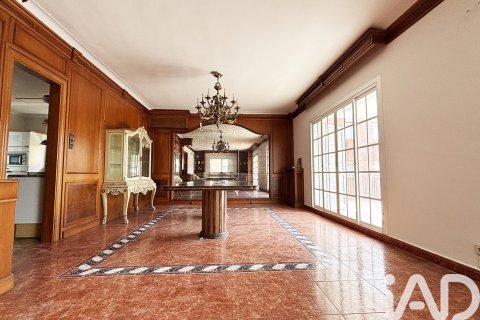 Huoneisto vuokrattavana Barcelona, Espanja, 5 makuuhuonetta, 242 m2 No. 172103 - kuva 7