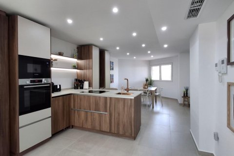 Apartamento en Torrevieja, Alicante, España 2 dormitorios, 105 m2 No. 189068