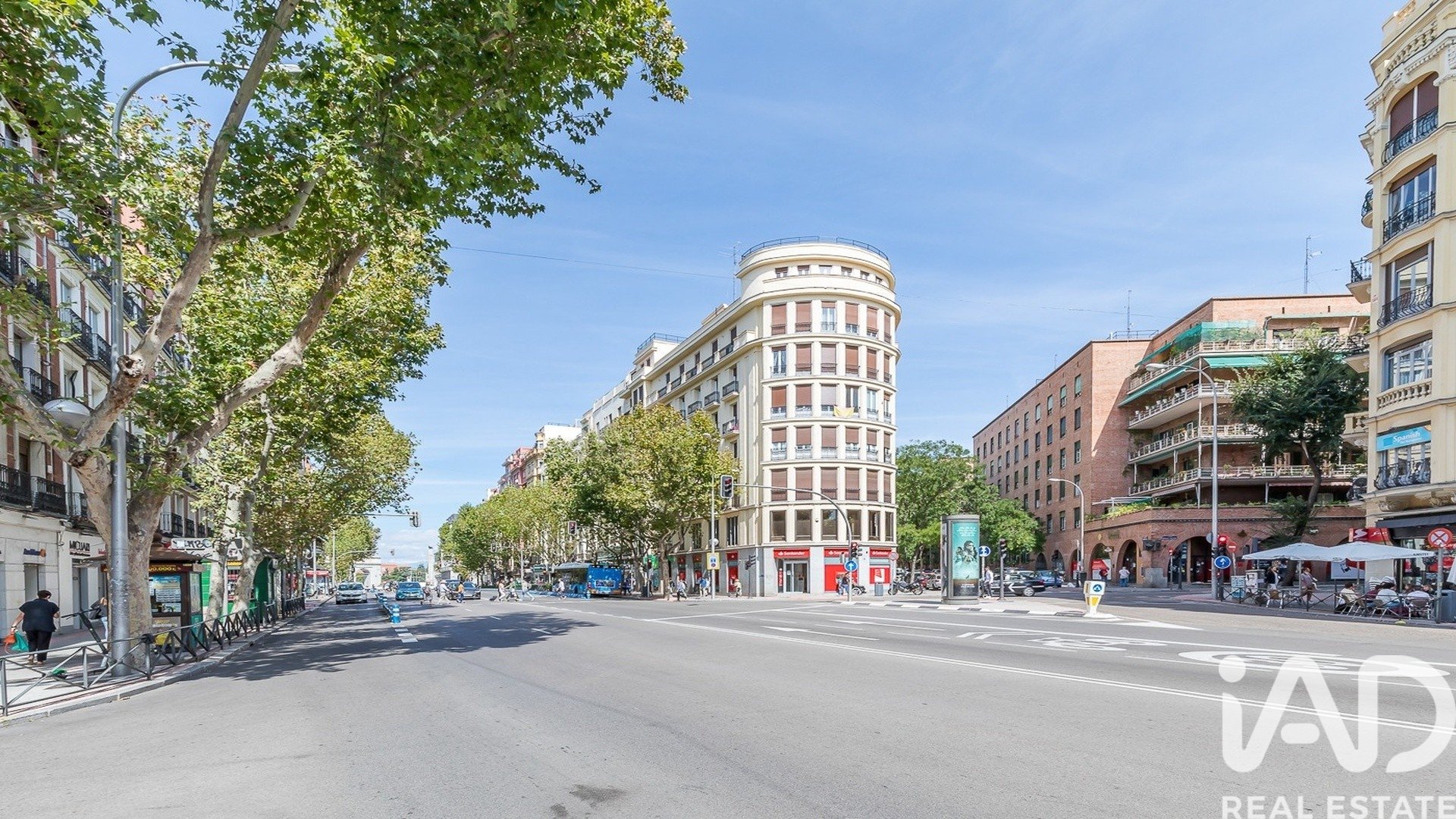 Commercial property in Madrid, Spain 1 bedroom, 128 sq.m. No. 188508
