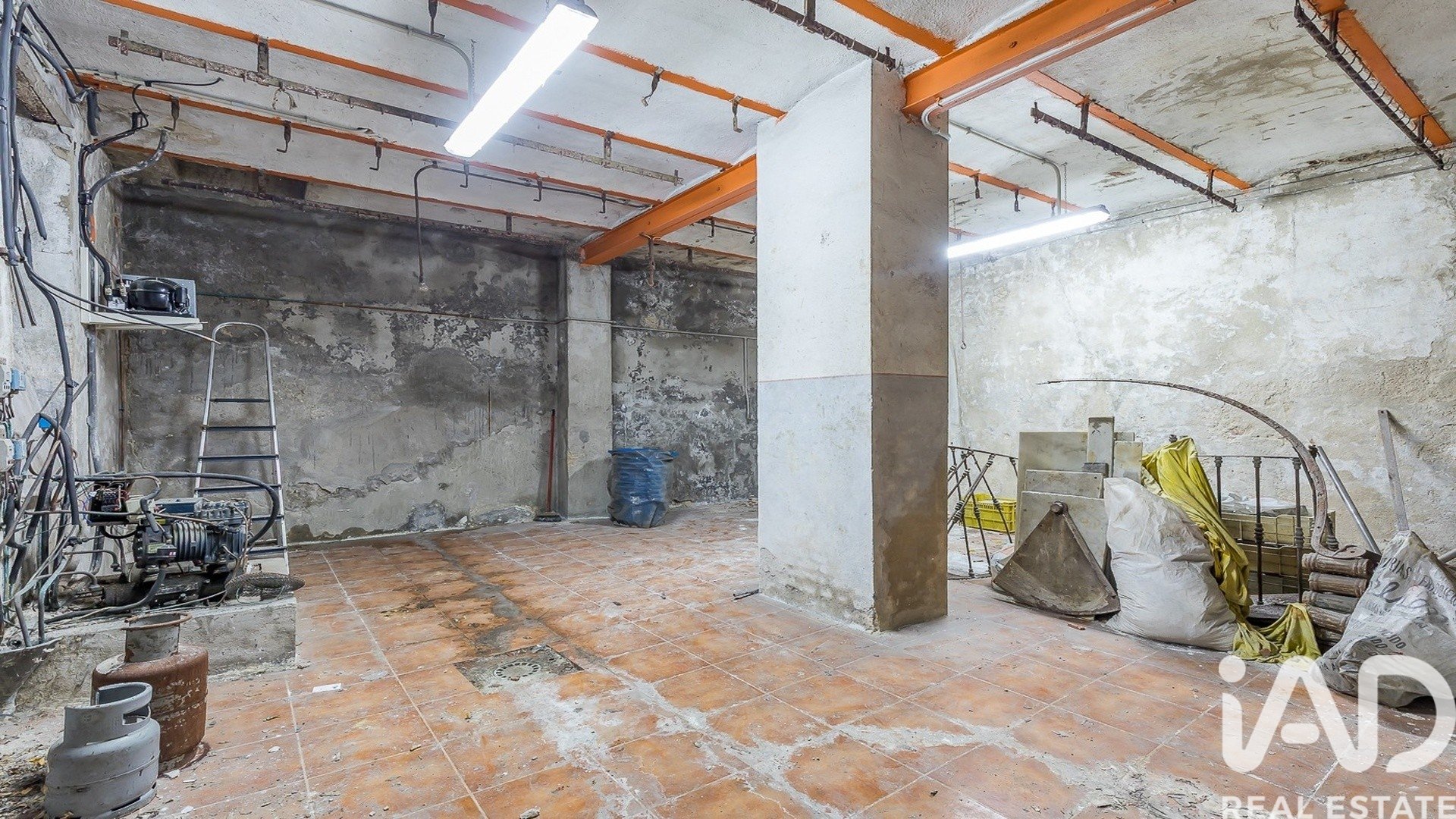 Commercial property in Madrid, Spain 1 bedroom, 128 sq.m. No. 188508