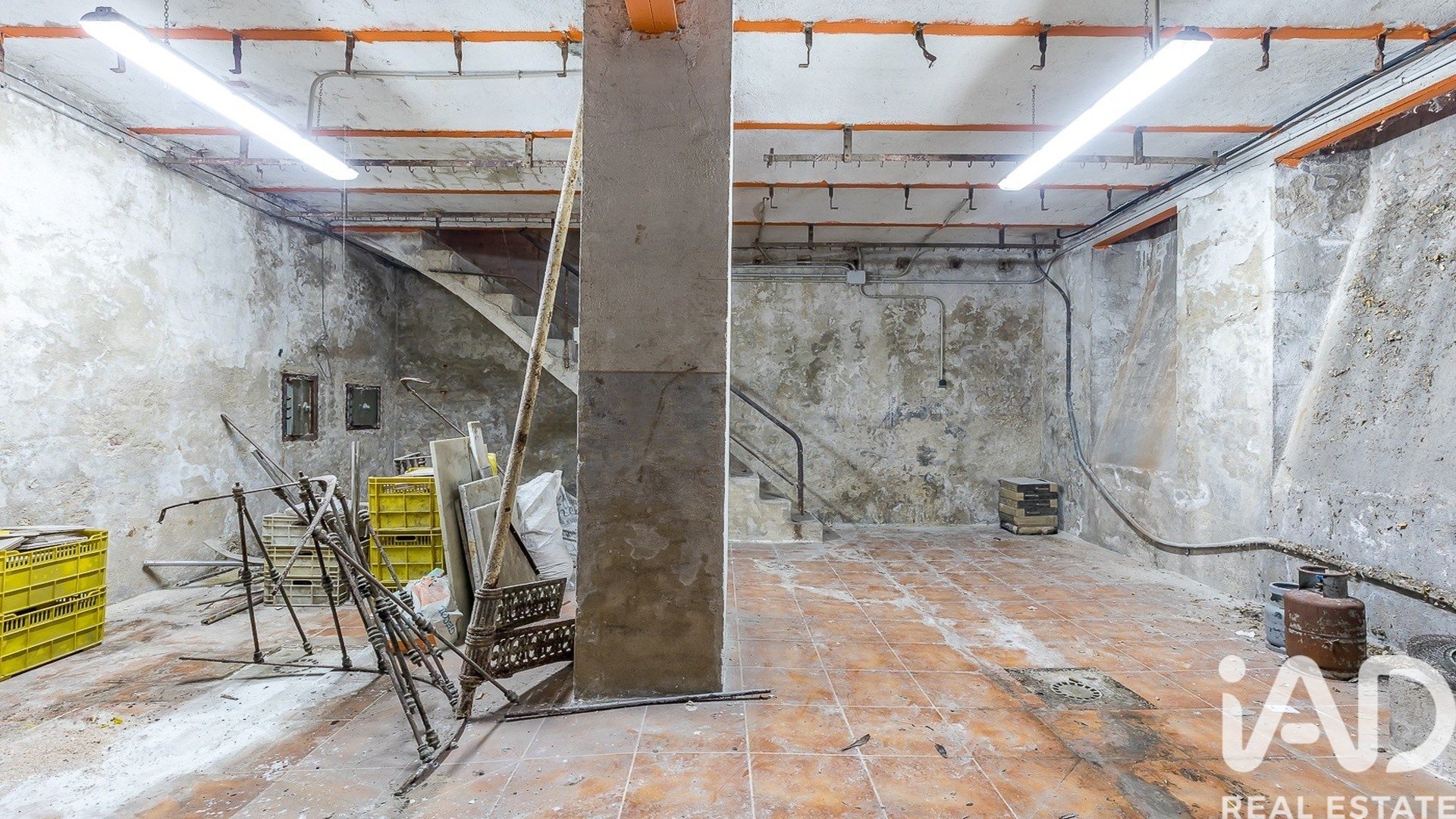Commercial property in Madrid, Spain 1 bedroom, 128 sq.m. No. 188508
