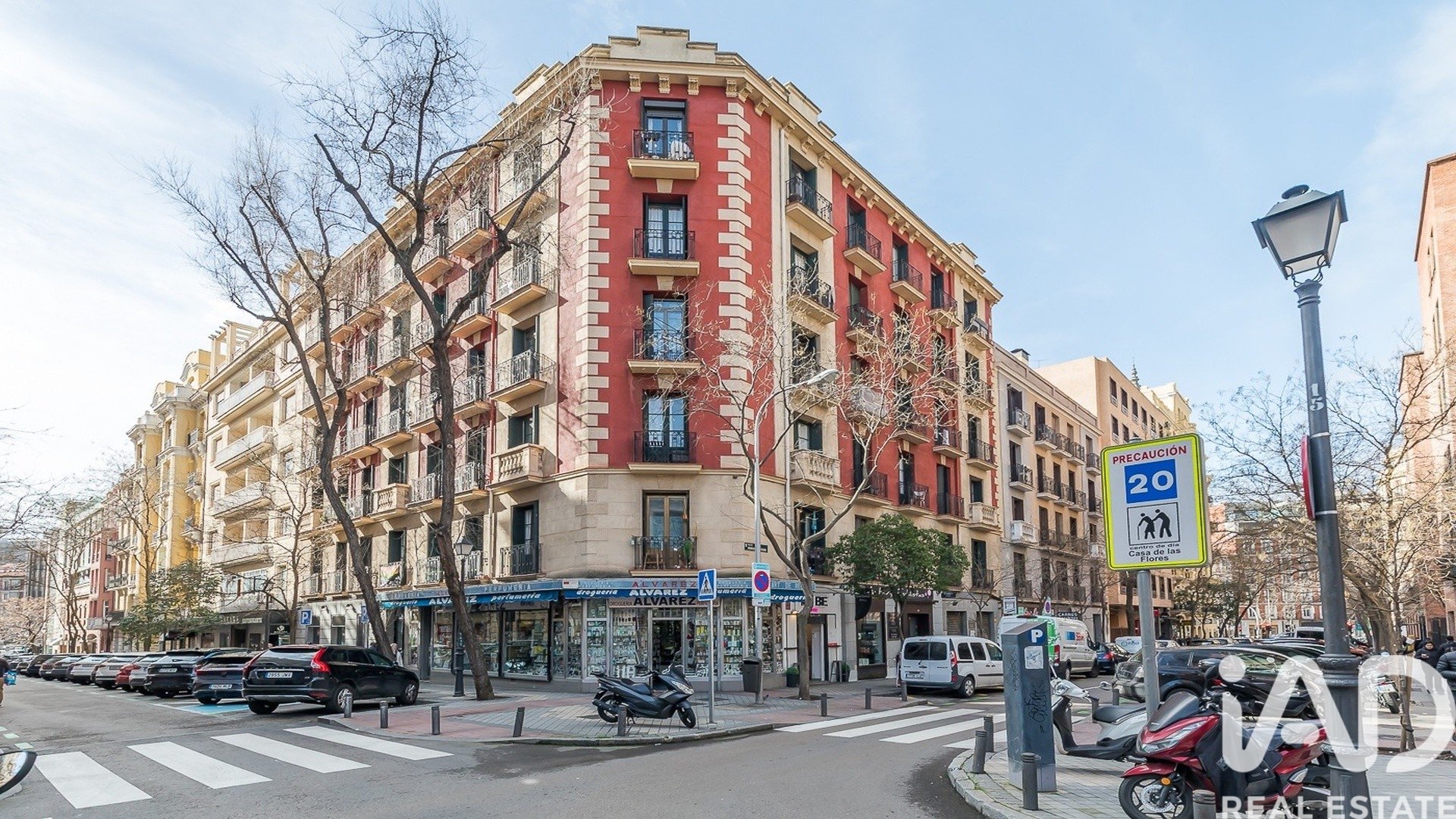 Commercial property in Madrid, Spain 1 bedroom, 128 sq.m. No. 188508