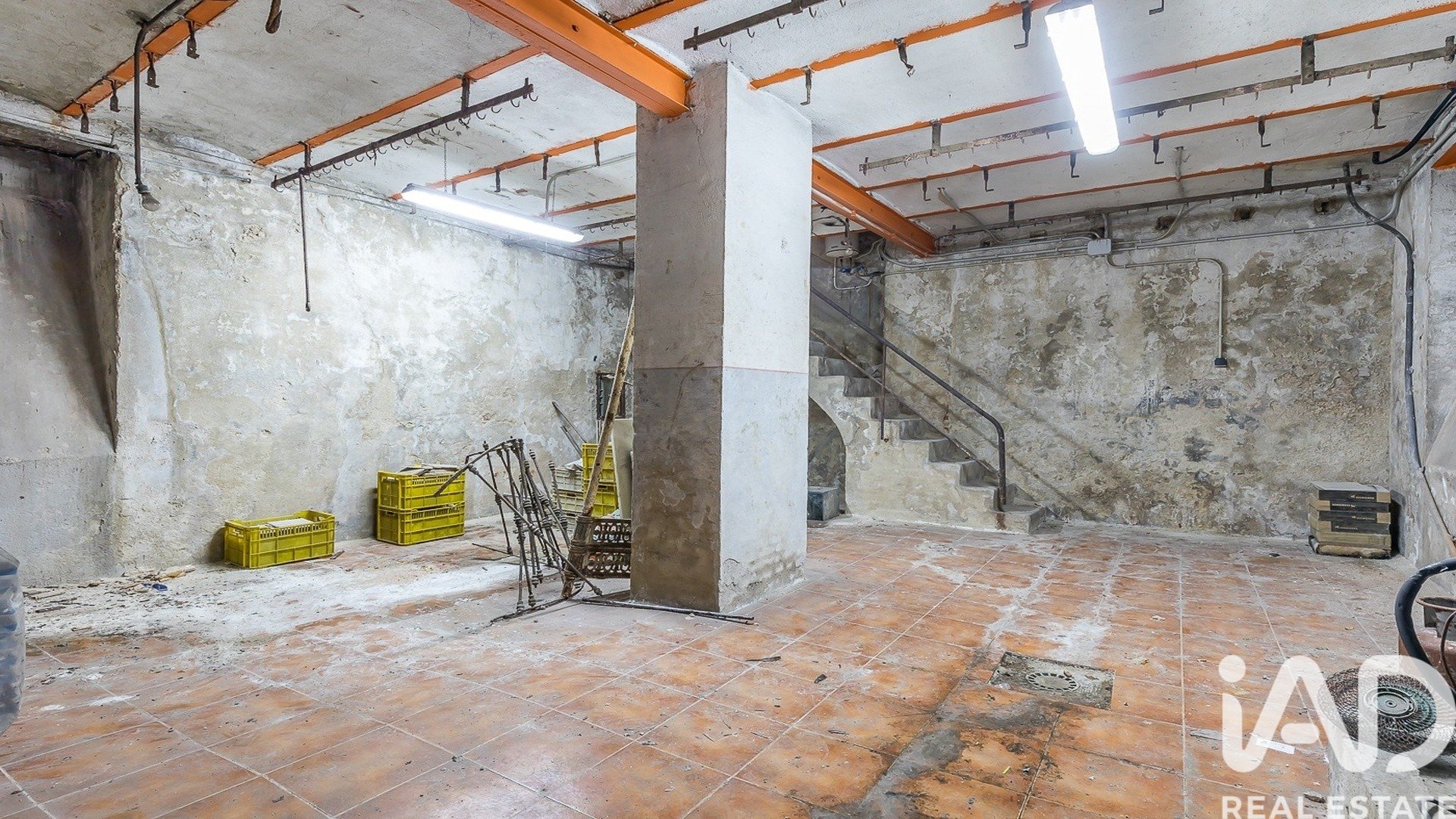 Commercial property in Madrid, Spain 1 bedroom, 128 sq.m. No. 188508