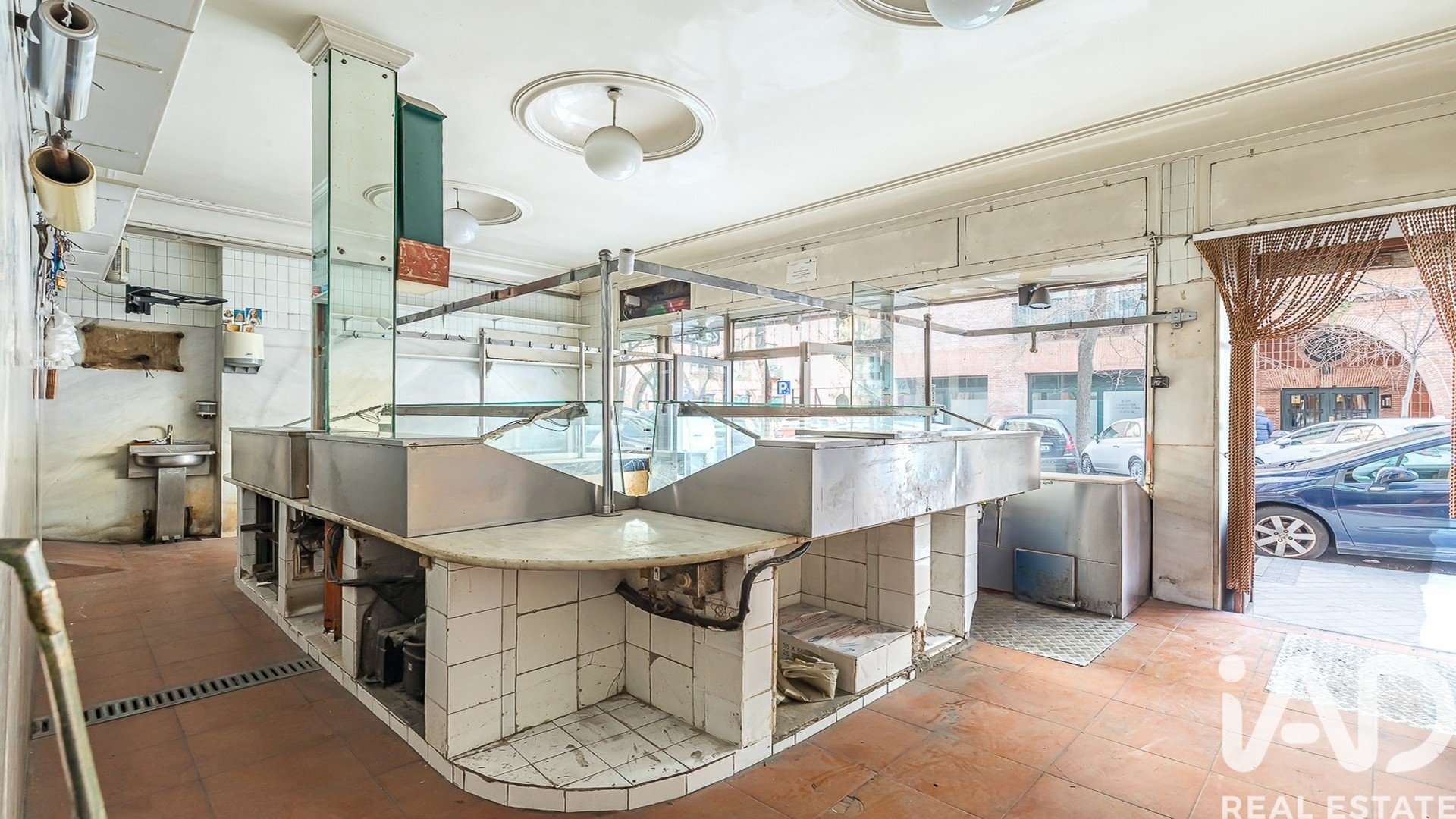 Commercial property in Madrid, Spain 1 bedroom, 128 sq.m. No. 188508