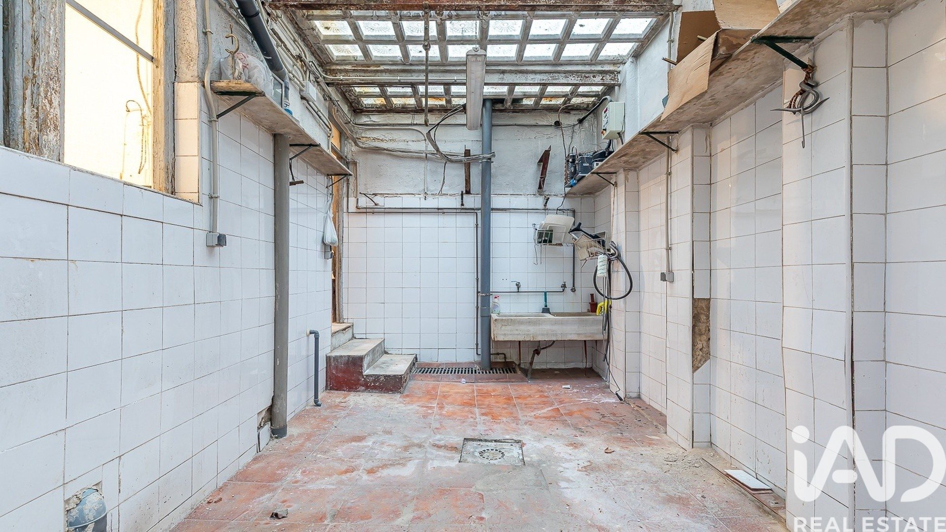 Commercial property in Madrid, Spain 1 bedroom, 128 sq.m. No. 188508
