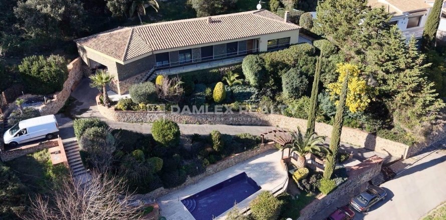 Villa in Platja D'aro, Girona, Spain 3 bedrooms, 283 sq.m. No. 177073