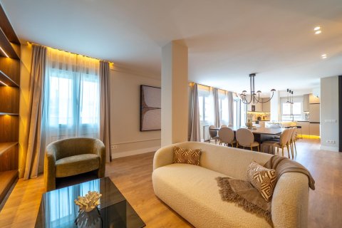 Apartment for sale in Madrid, Spain 3 bedrooms, 158 sq.m. No. 167279 - photo 6