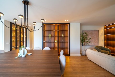 Apartment for sale in Madrid, Spain 3 bedrooms, 158 sq.m. No. 167279 - photo 9