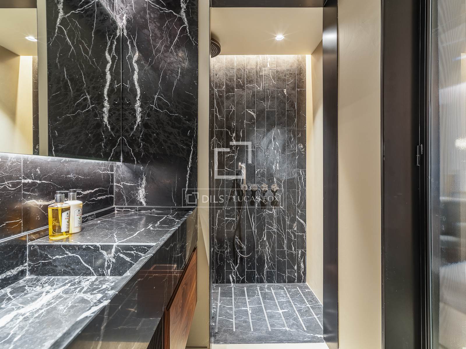 Huoneisto Barcelona, Espanja 3 makuuhuonetta, 218 m2 No. 192590