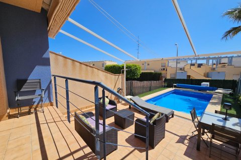 Villa till salu Punta Prima, Alicante, Spanien 3 sovrum, 132 kvm. Nr. 119721 - foto 1