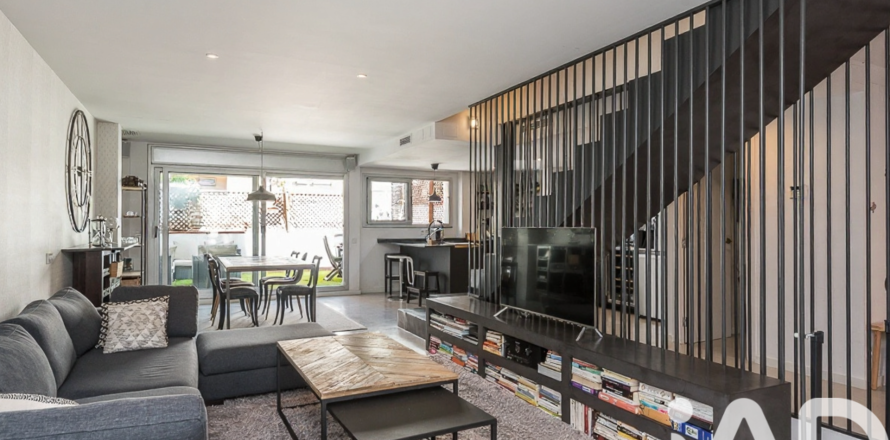 Townhouse in Barcelona, Spain 4 bedrooms, 242 sq.m. No. 172670