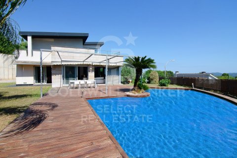 Villa à Cerdanyola Del Valles, Barcelona, Espagne 5 chambres, 726 m2 No. 178557