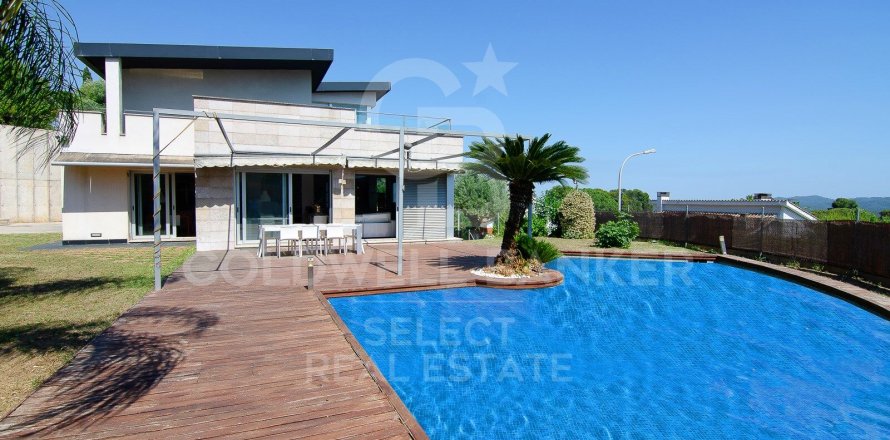 Villa à Cerdanyola Del Valles, Barcelona, Espagne 5 chambres, 726 m2 No. 178557