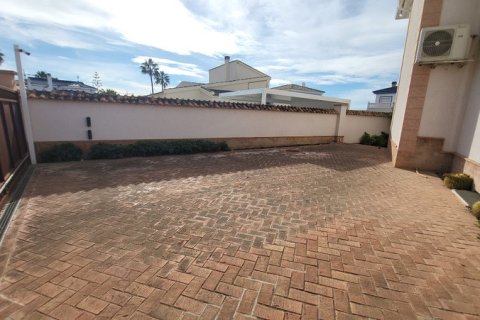 Villa for sale in Ciudad Quesada, Alicante, Spain 4 bedrooms, 420 sq.m. No. 194742 - photo 16