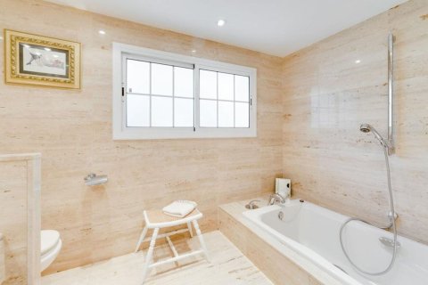 House for sale in Sant Cugat Del Valles, Barcelona, Spain 6 bedrooms, 650 sq.m. No. 166250 - photo 12