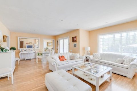 House for sale in Sant Cugat Del Valles, Barcelona, Spain 6 bedrooms, 650 sq.m. No. 166250 - photo 2